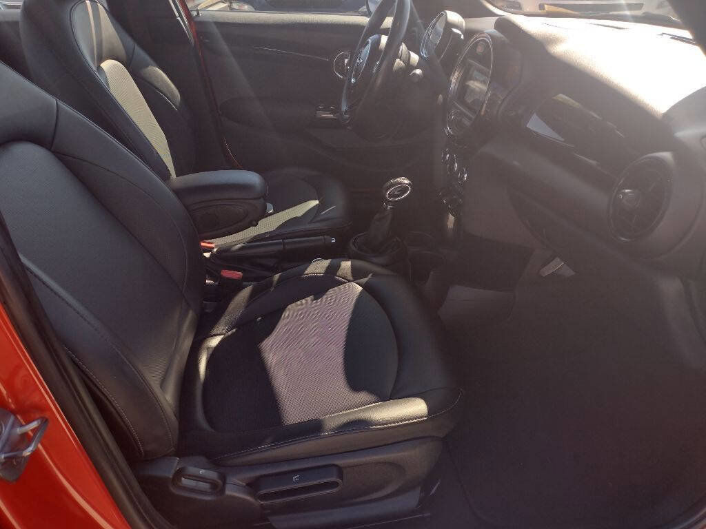 Used 2019 MINI Cooper 4-Door Hardtop w/ Storage Package image 17