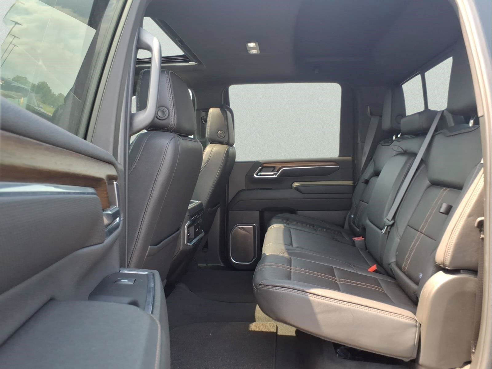 Used 2024 Chevrolet Silverado 2500 High Country w/ High Country Premium Package AWD/4WD image 4