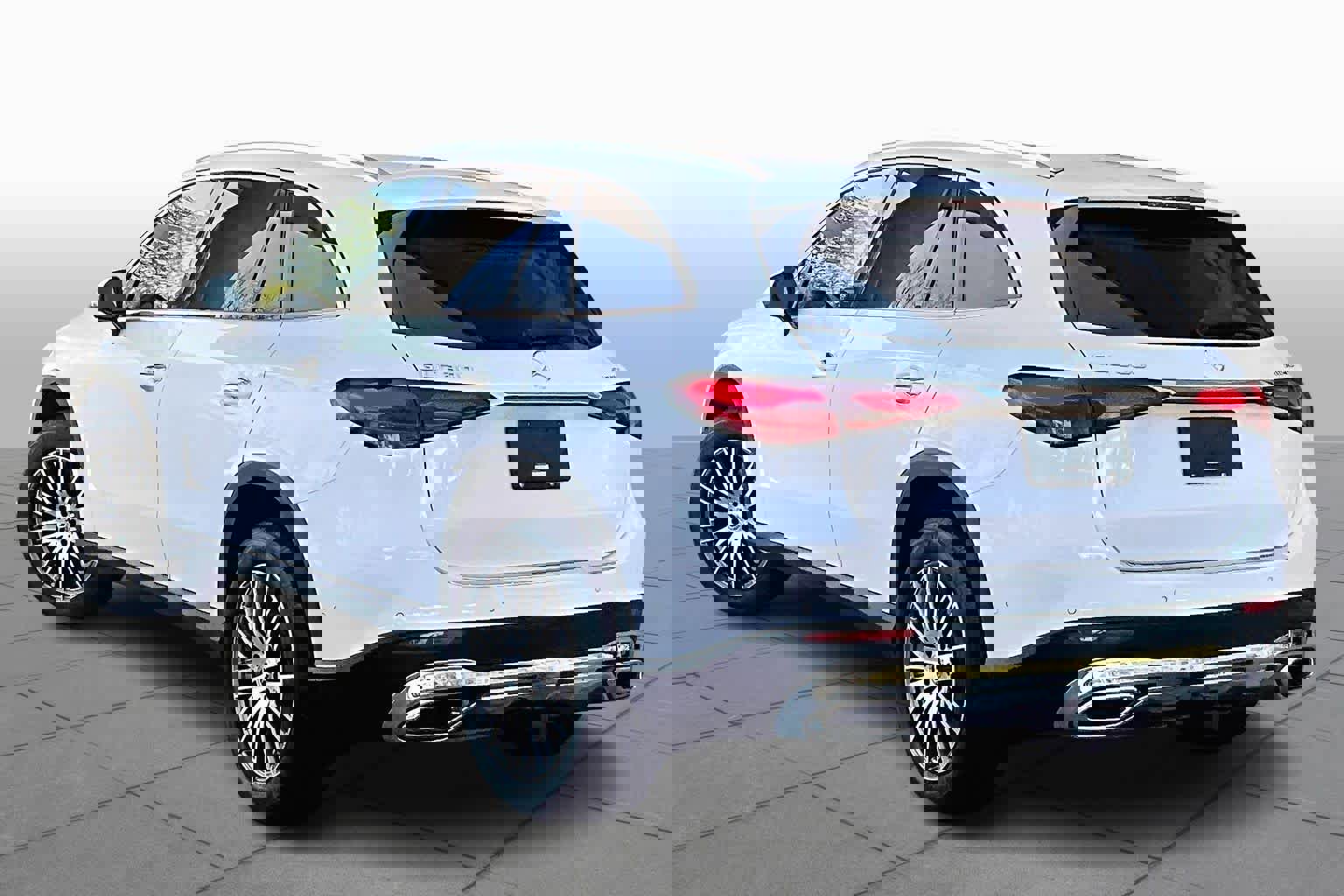 Used 2025 Mercedes-Benz GLC 300 4MATIC image 12