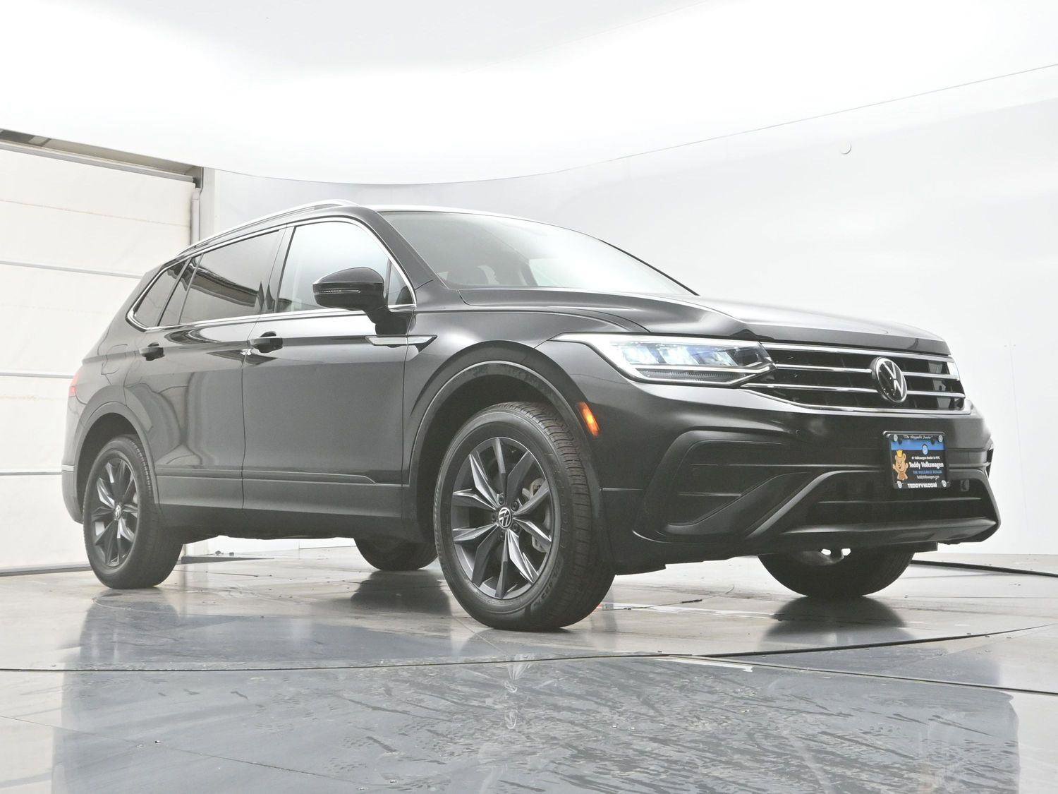 Certified 2022 Volkswagen Tiguan SE w/ Panoramic Sunroof Package AWD/4WD image 28