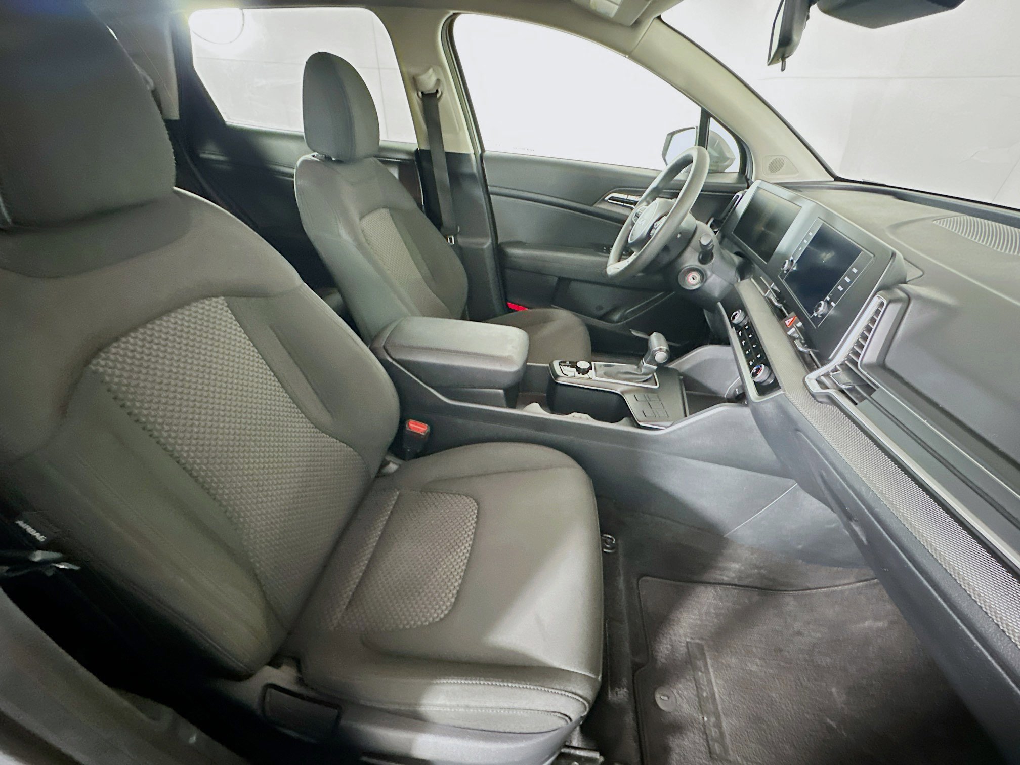 Used 2025 Kia Sportage LX image 29