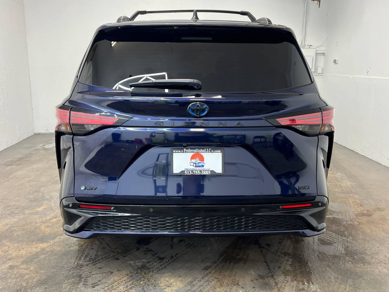 Used 2025 Toyota Sienna XSE w/ XSE Premium Package FWD image 3