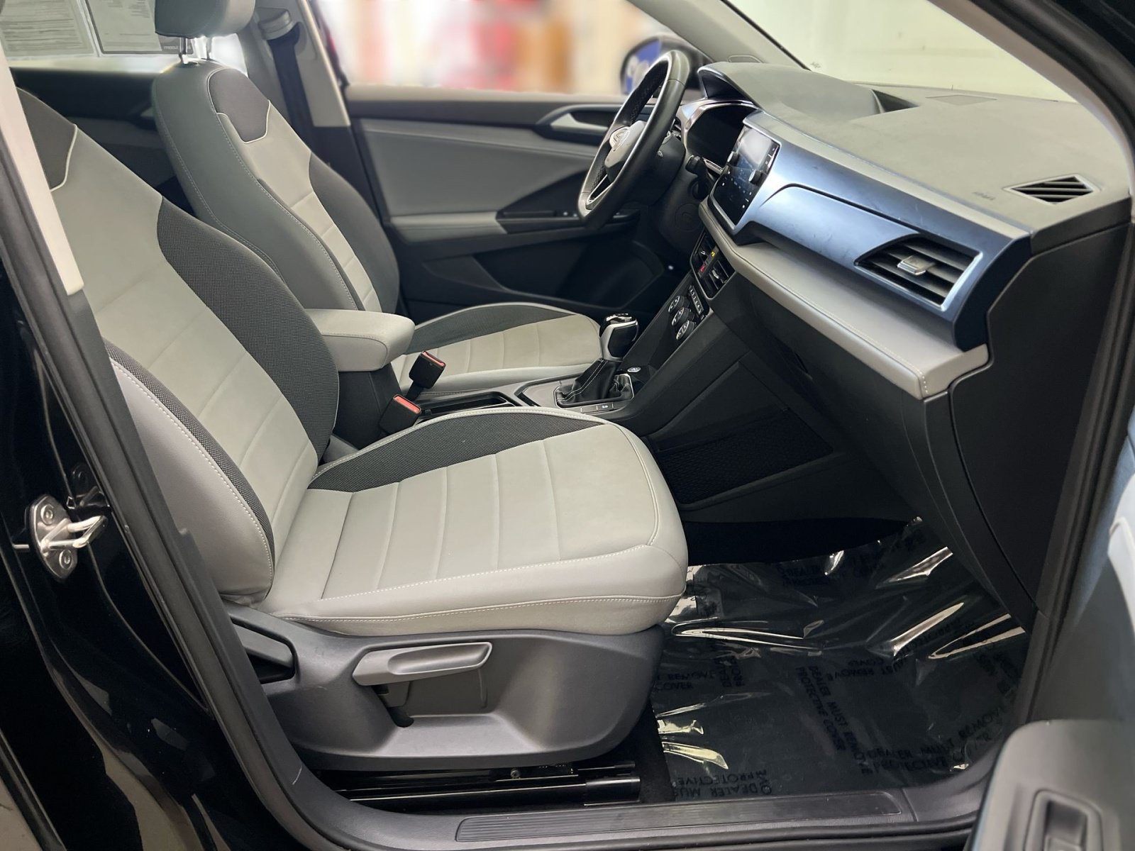Used 2024 Volkswagen Taos SE w/ Panoramic Sunroof Package FWD image 26