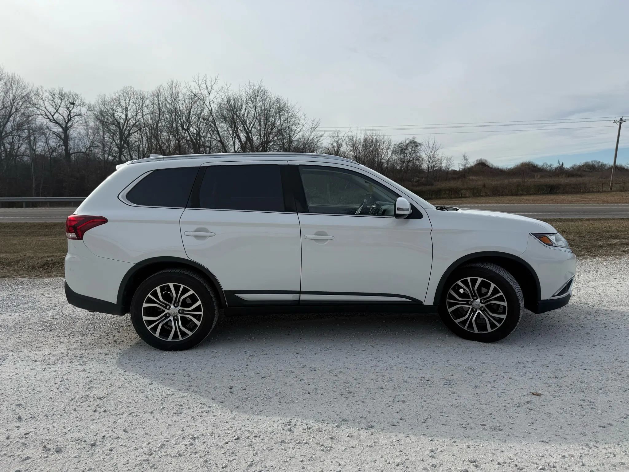 Used 2017 Mitsubishi Outlander SE image 6