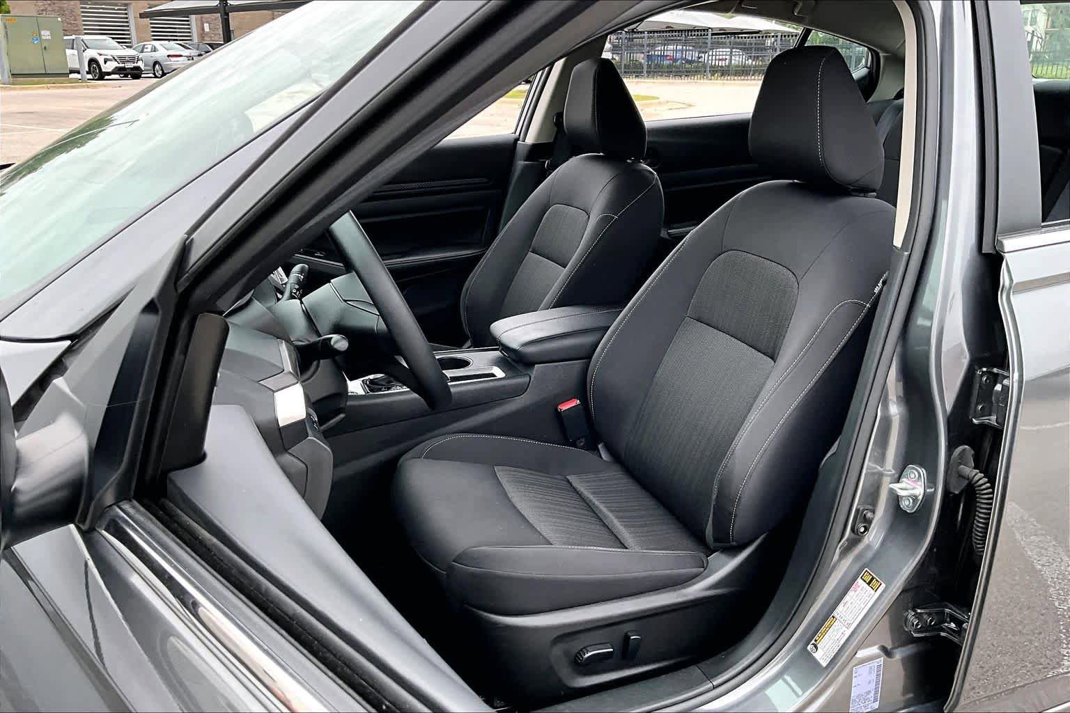 Used 2025 Nissan Altima 2.5 SV FWD image 8