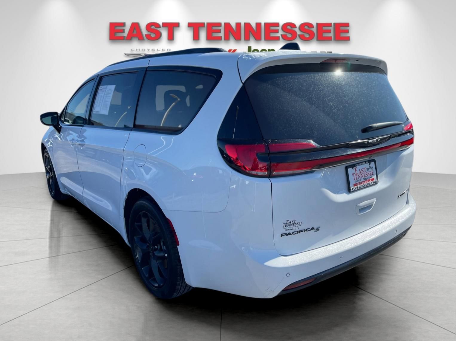 Used 2025 Chrysler Pacifica Limited image 5