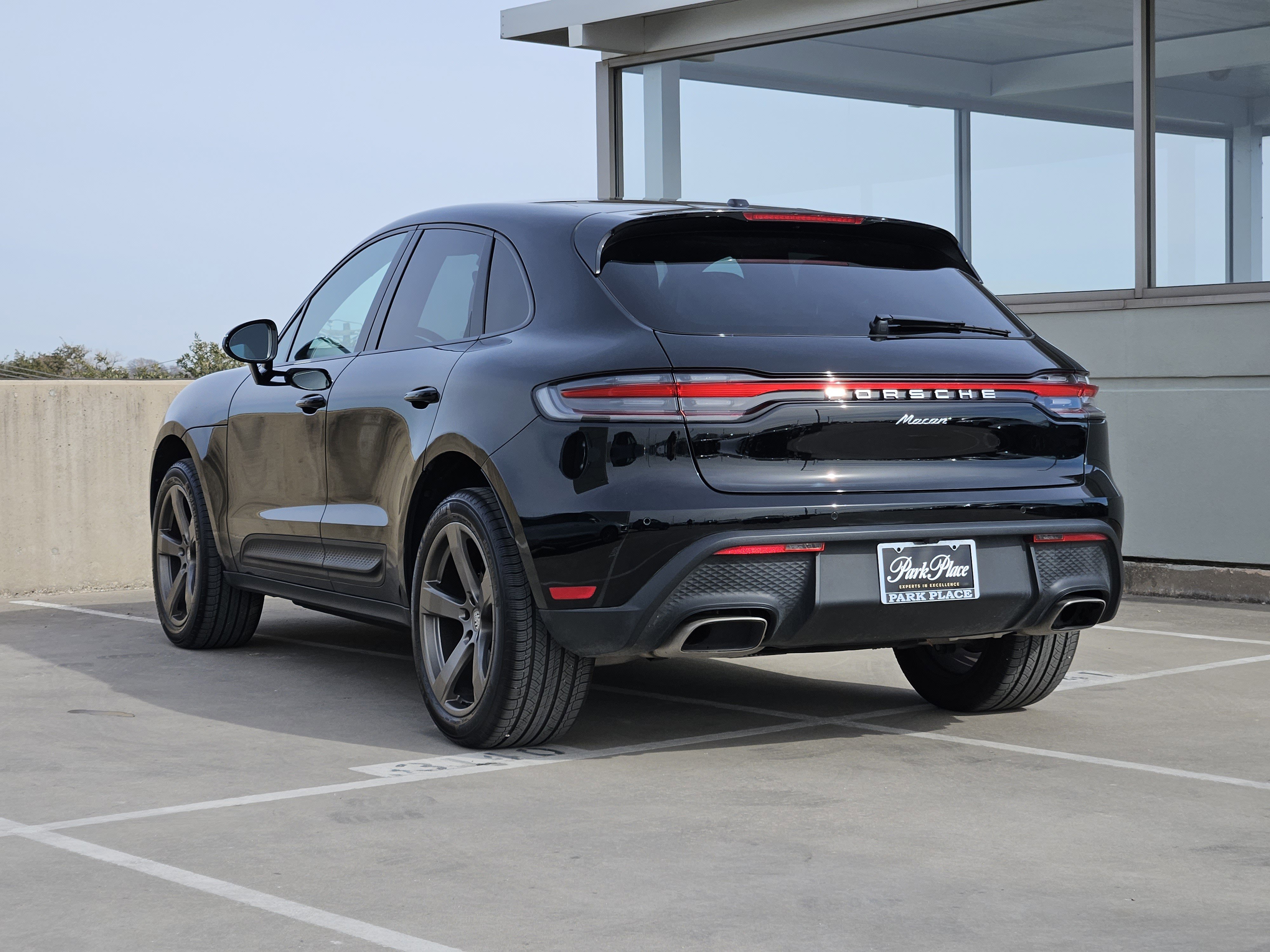 Certified 2025 Porsche Macan image 3