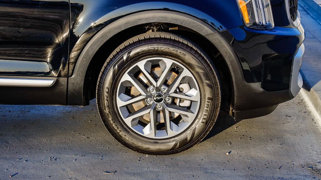 Used 2025 Kia Telluride LX image 11