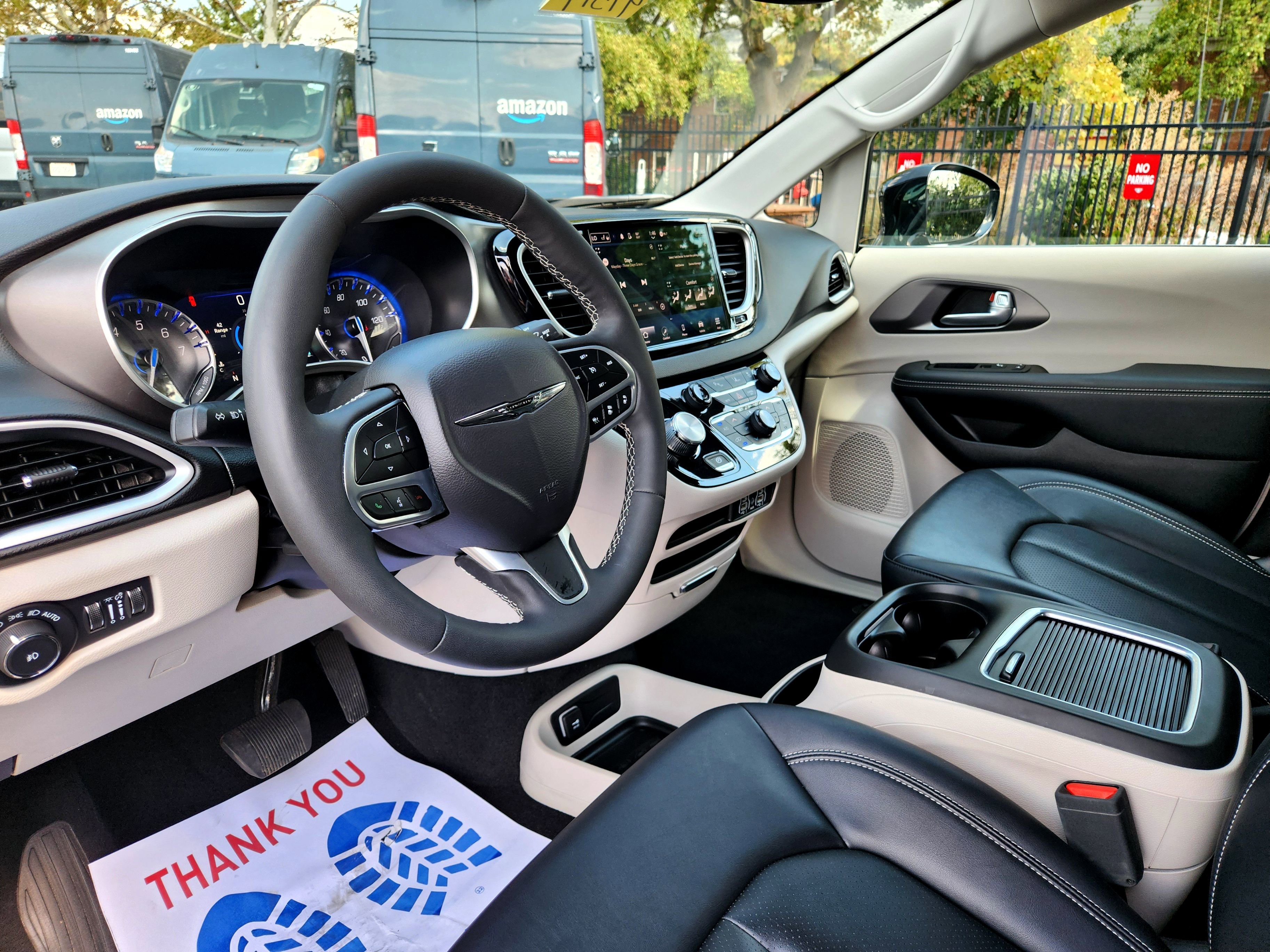 Used 2024 Chrysler Pacifica Touring-L image 19