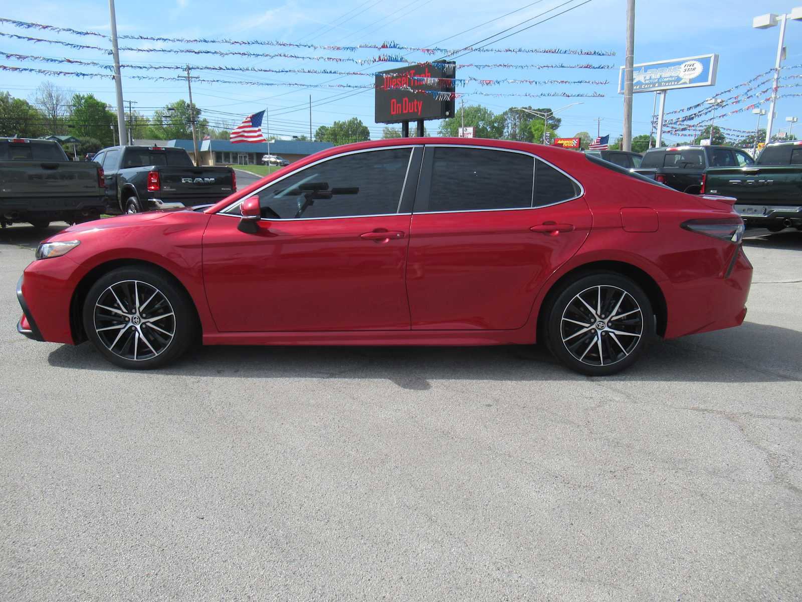 Used 2022 Toyota Camry SE image 2