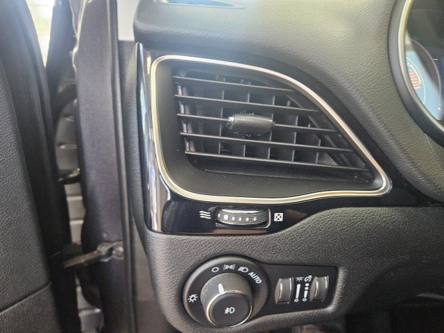 Used 2021 Jeep Cherokee Latitude Plus AWD/4WD image 29