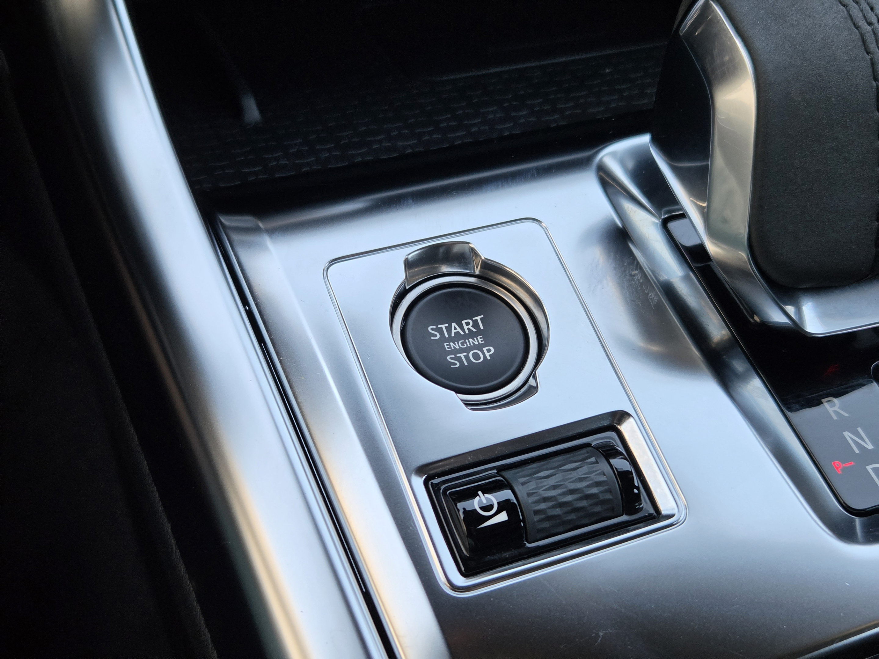 Certified 2024 Jaguar XF R-Dynamic SE AWD/4WD image 17