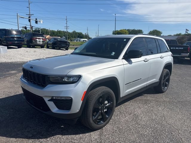 Used 2023 Jeep Grand Cherokee Limited w/ Luxury Tech Group II AWD/4WD image 2