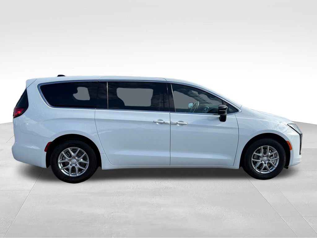 New 2027 Chrysler Pacifica Select FWD image 6