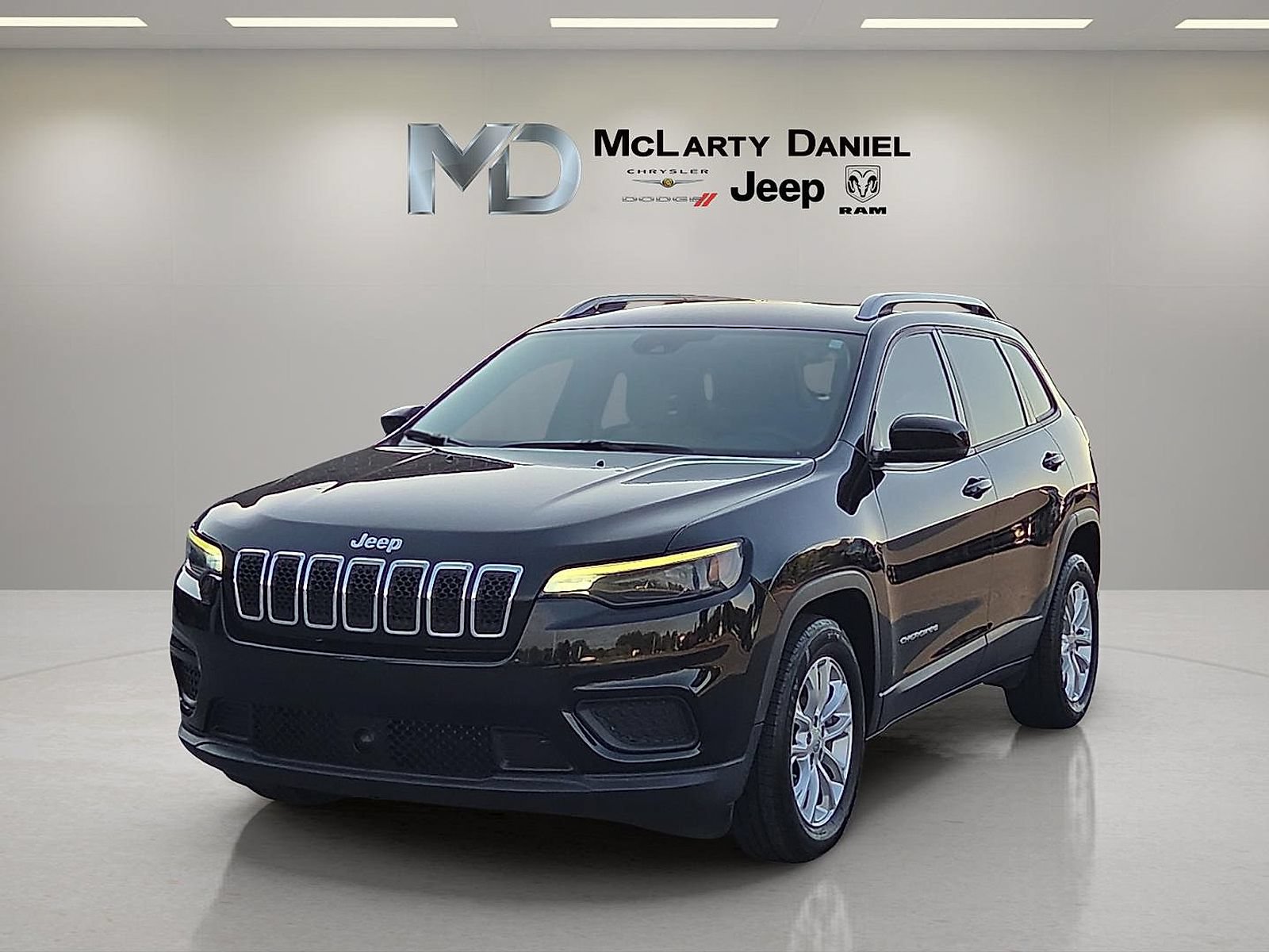 Used 2021 Jeep Cherokee Latitude w/ Mopar Interior Package FWD image 2