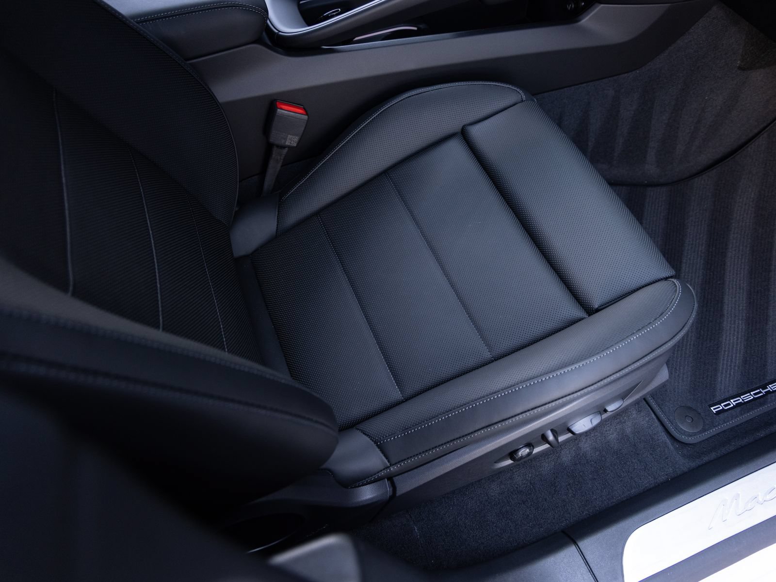 Certified 2026 Porsche Macan 4 Electric AWD/4WD image 33