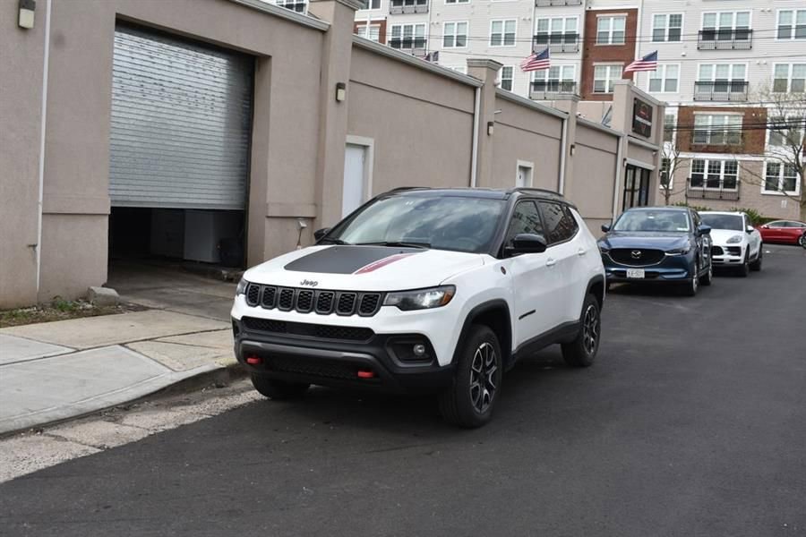 Used 2025 Jeep Compass Trailhawk AWD/4WD image 2
