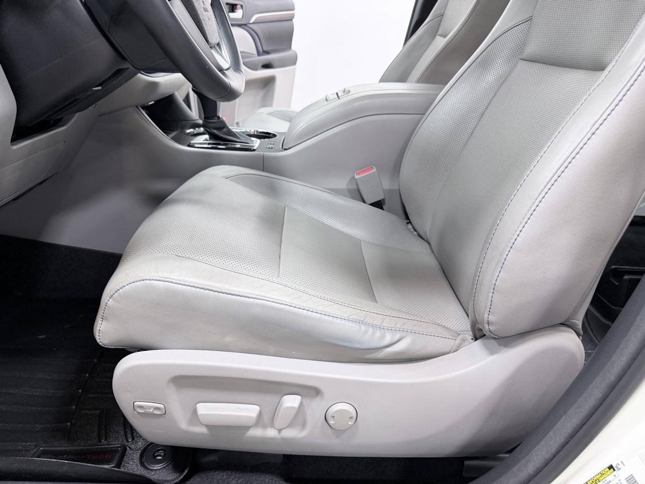 Used 2016 Toyota Highlander Limited FWD image 30