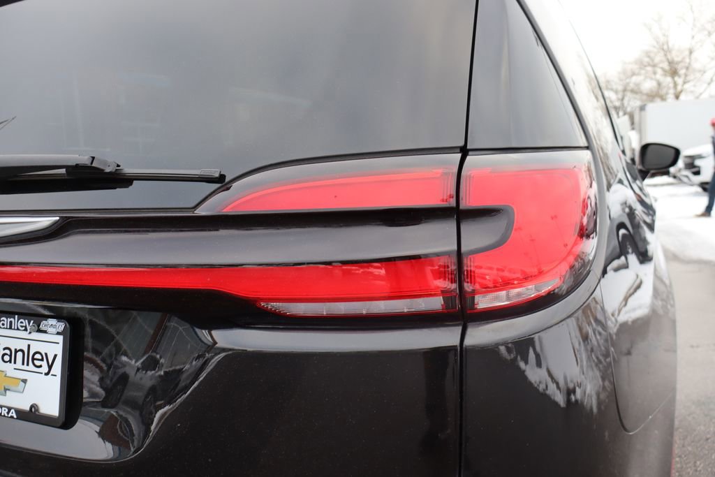 Used 2021 Chrysler Pacifica Touring-L w/ Uconnect Theater Family Group image 34