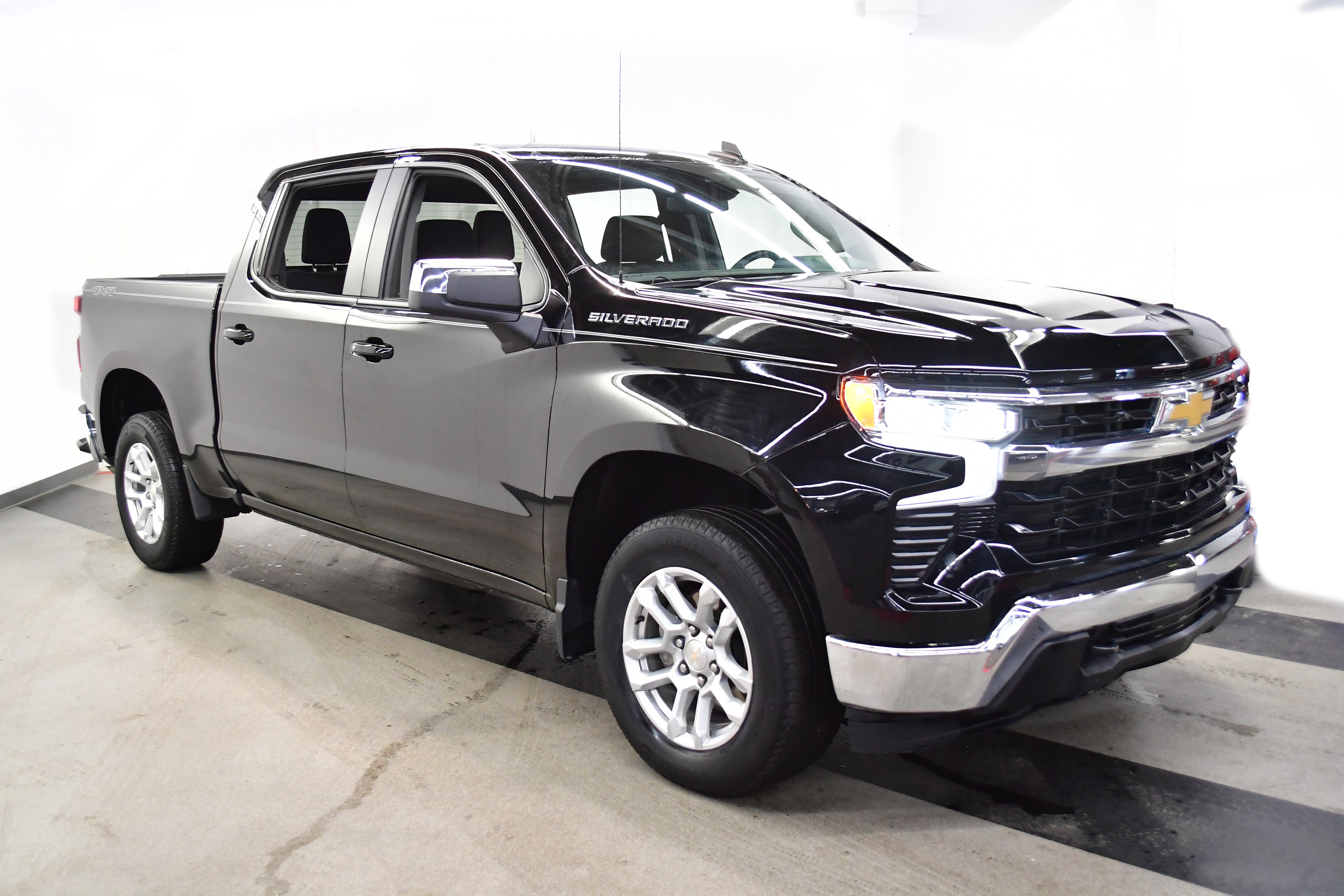 Used 2023 Chevrolet Silverado 1500 LT image 2