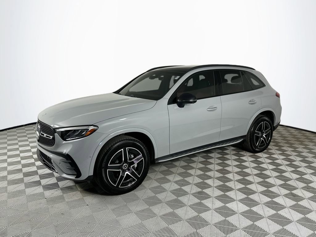 Used 2025 Mercedes-Benz GLC 300 4MATIC image 3