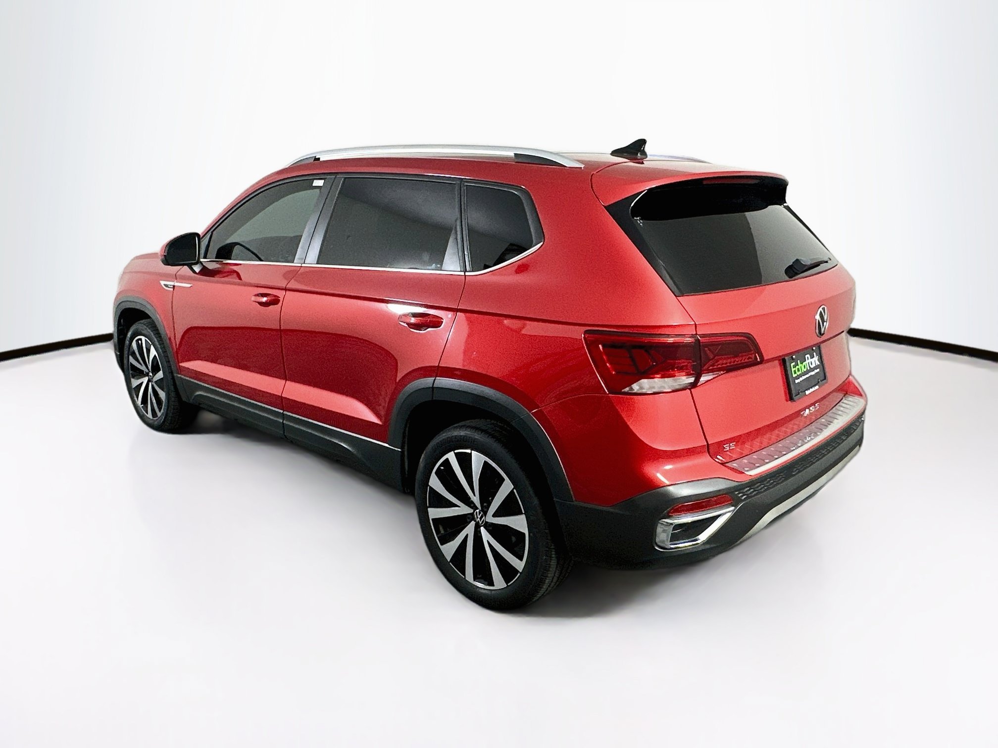 Used 2022 Volkswagen Taos SE w/ Panoramic Sunroof Package FWD image 5