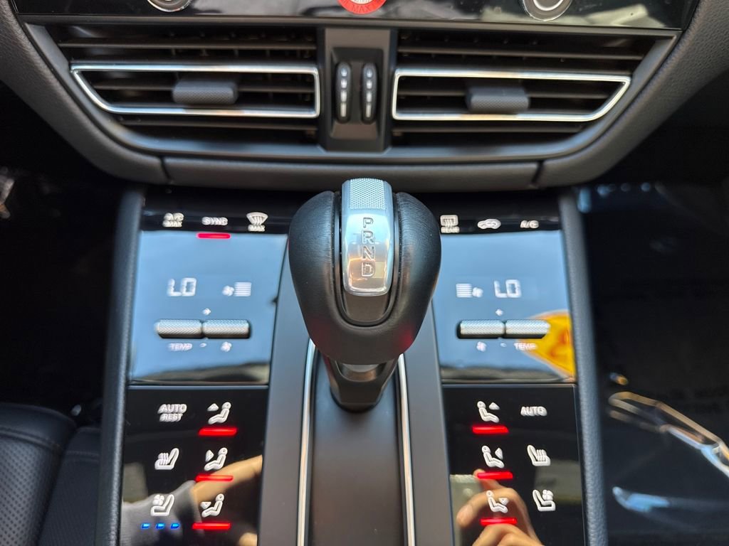 Used 2023 Porsche Macan Turbo image 22