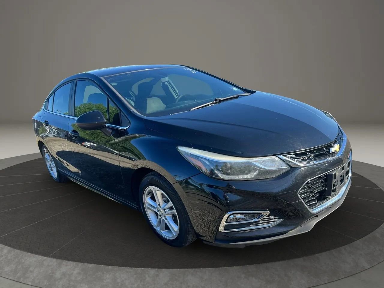 Used 2017 Chevrolet Cruze LT w/ Convenience Package FWD image 3