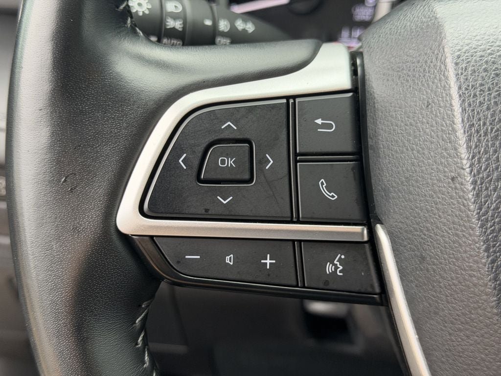 Used 2024 Toyota Highlander LE FWD image 24