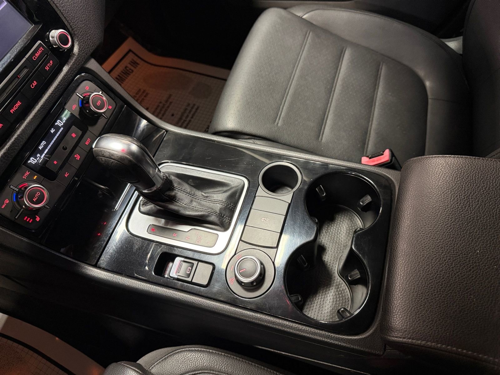 Used 2013 Volkswagen Touareg Sport image 32