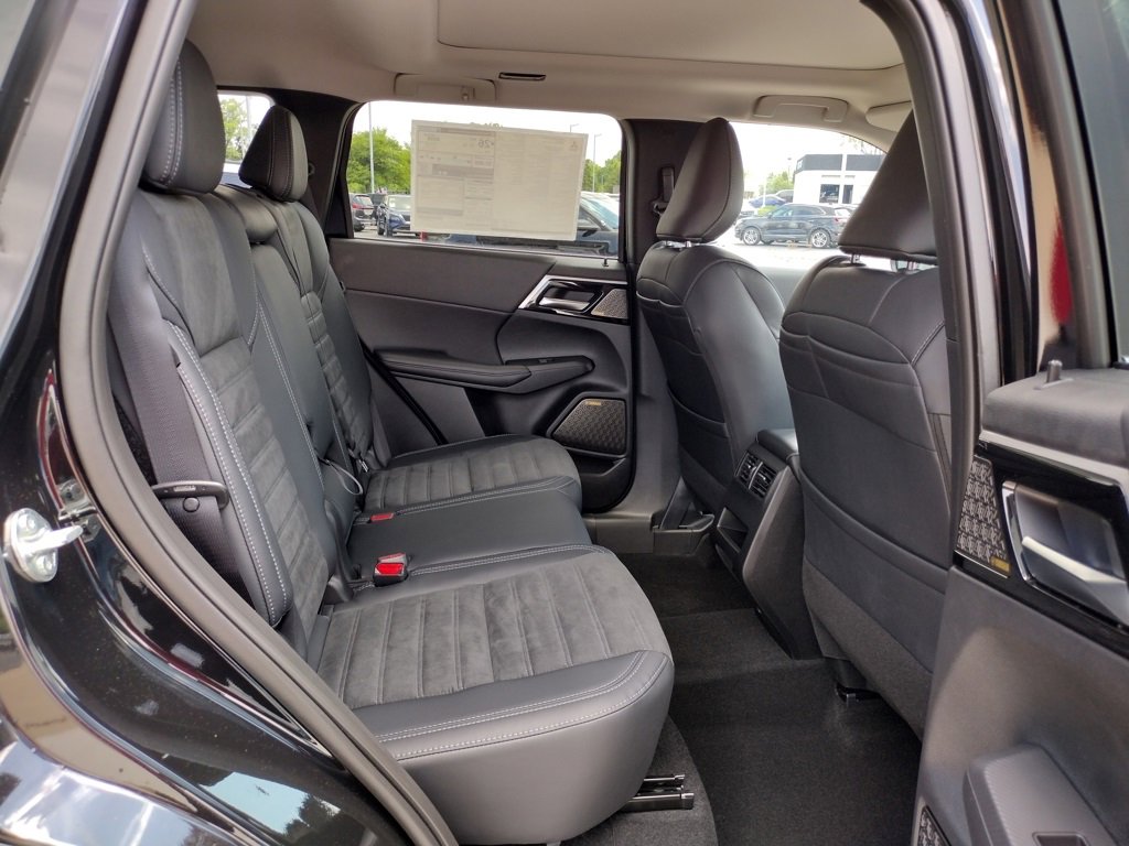 New 2025 Mitsubishi Outlander SE image 11