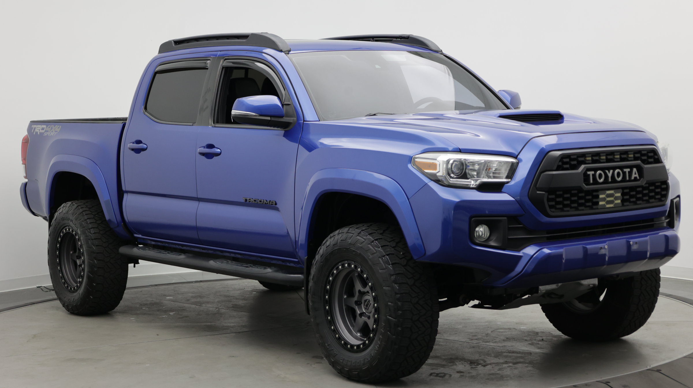 Used 2018 Toyota Tacoma TRD Sport AWD/4WD image 3