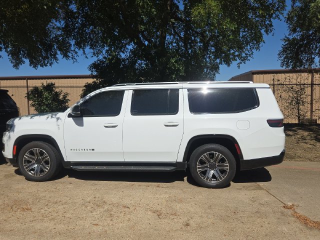 Used 2024 Jeep Wagoneer L Series II RWD image 2