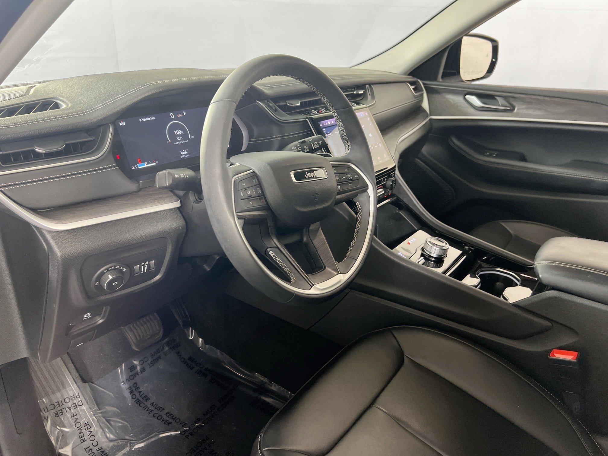 Used 2023 Jeep Grand Cherokee Limited w/ Black Appearance Package image 9