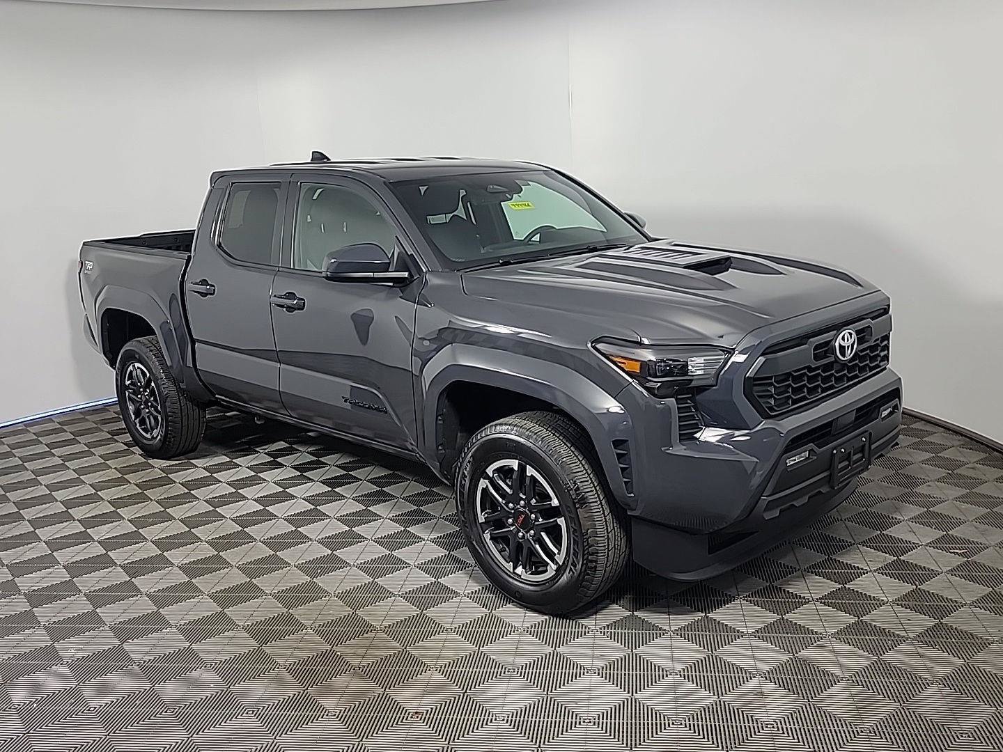 Used 2025 Toyota Tacoma TRD Sport AWD/4WD image 2