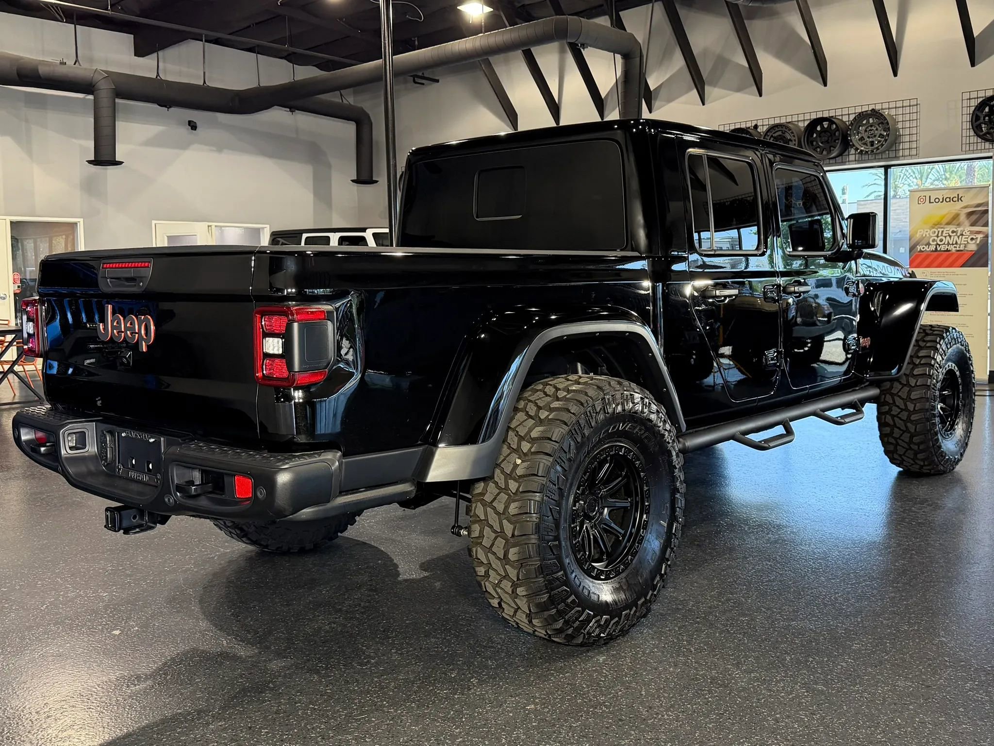 Used 2024 Jeep Gladiator Mojave AWD/4WD image 15