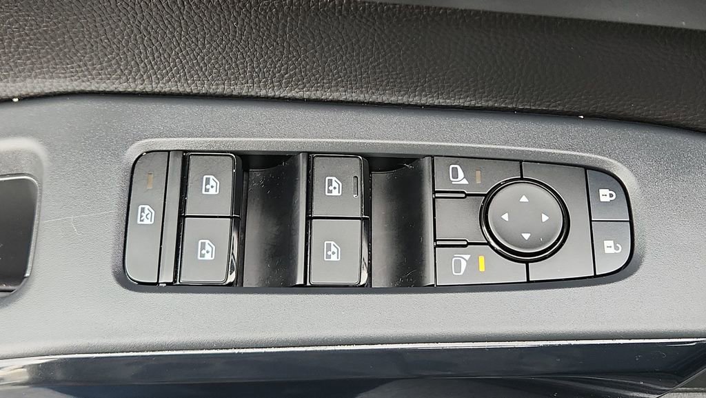 Used 2025 Nissan Pathfinder SV image 17