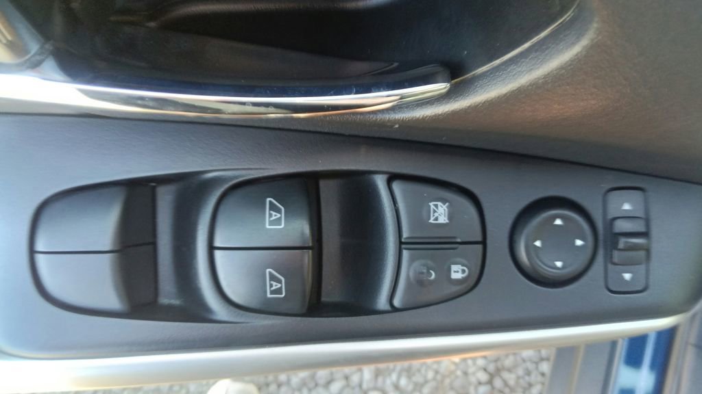 Used 2019 Nissan Kicks SR w/ SR Premium Package FWD image 16