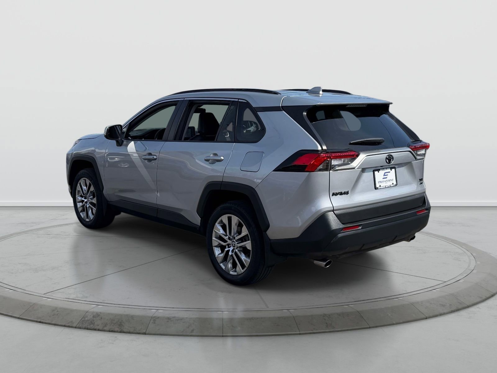 Used 2021 Toyota RAV4 XLE Premium AWD/4WD image 6