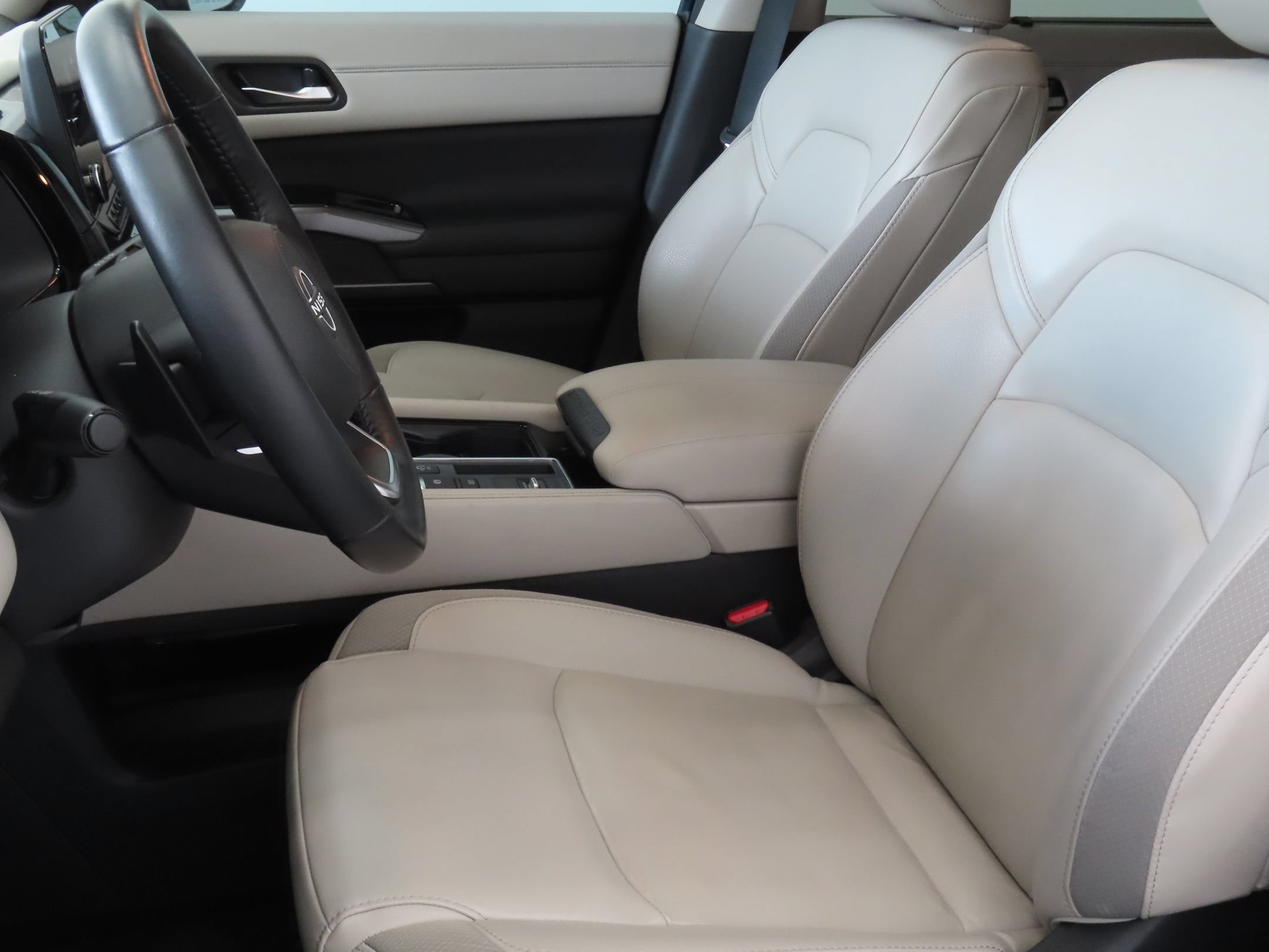 Used 2023 Nissan Pathfinder SL w/ SL Premium Package FWD image 11