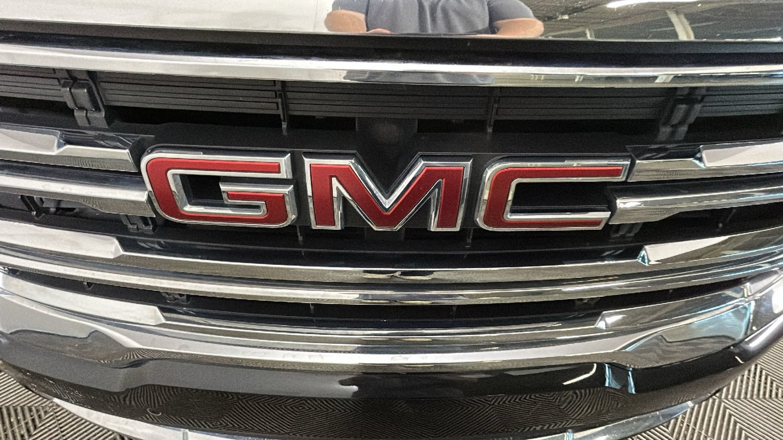 Used 2022 GMC Acadia SLE w/ LPO, Cargo Package AWD/4WD image 9