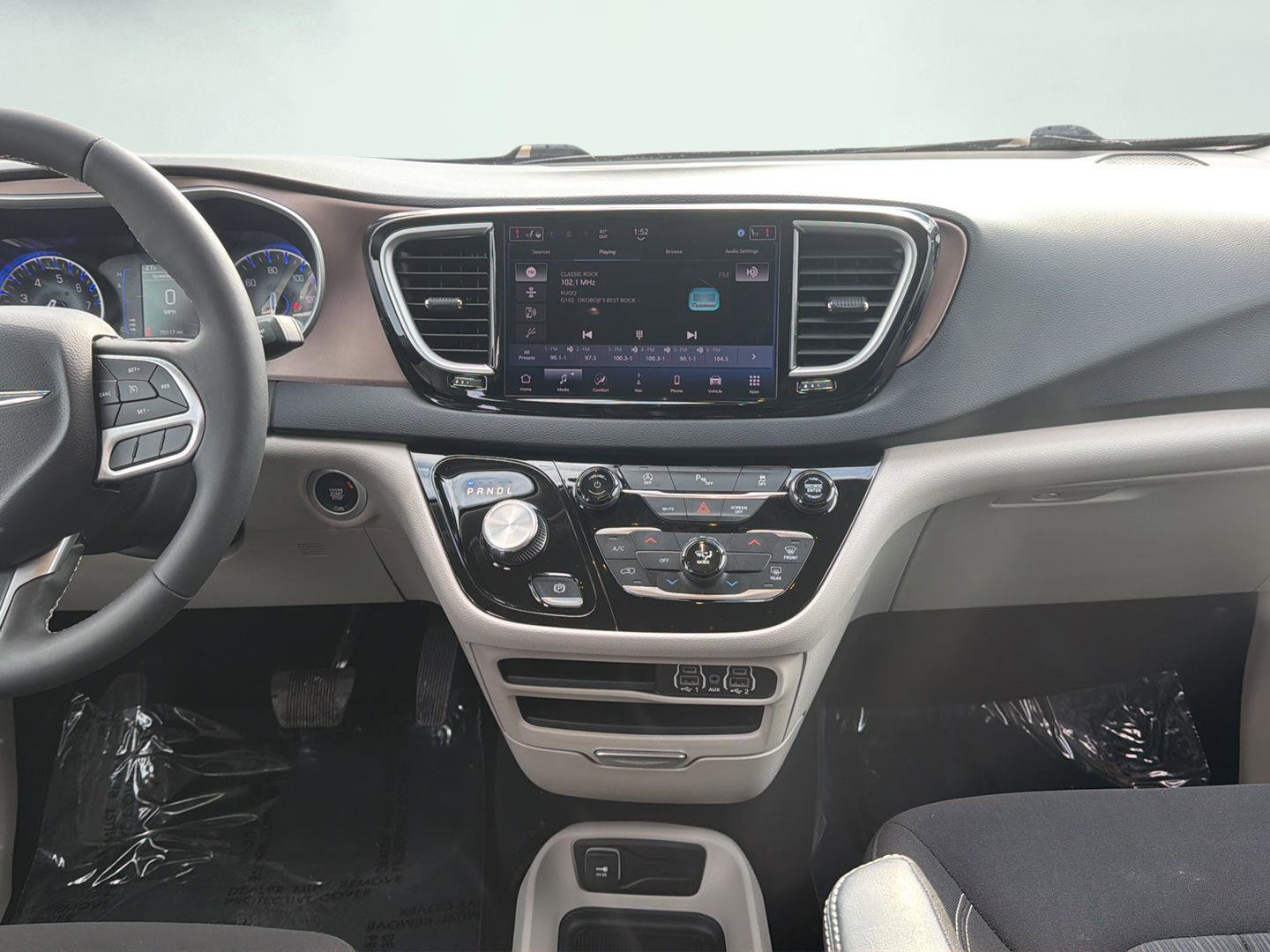 Used 2024 Chrysler Voyager LX FWD image 10