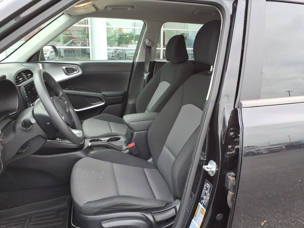 Used 2023 Kia Soul LX w/ LX Technology Package FWD image 14