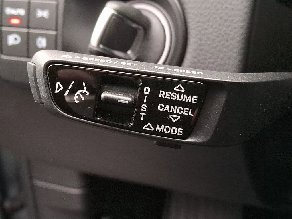 Used 2023 Porsche Cayenne w/ Premium Package image 19