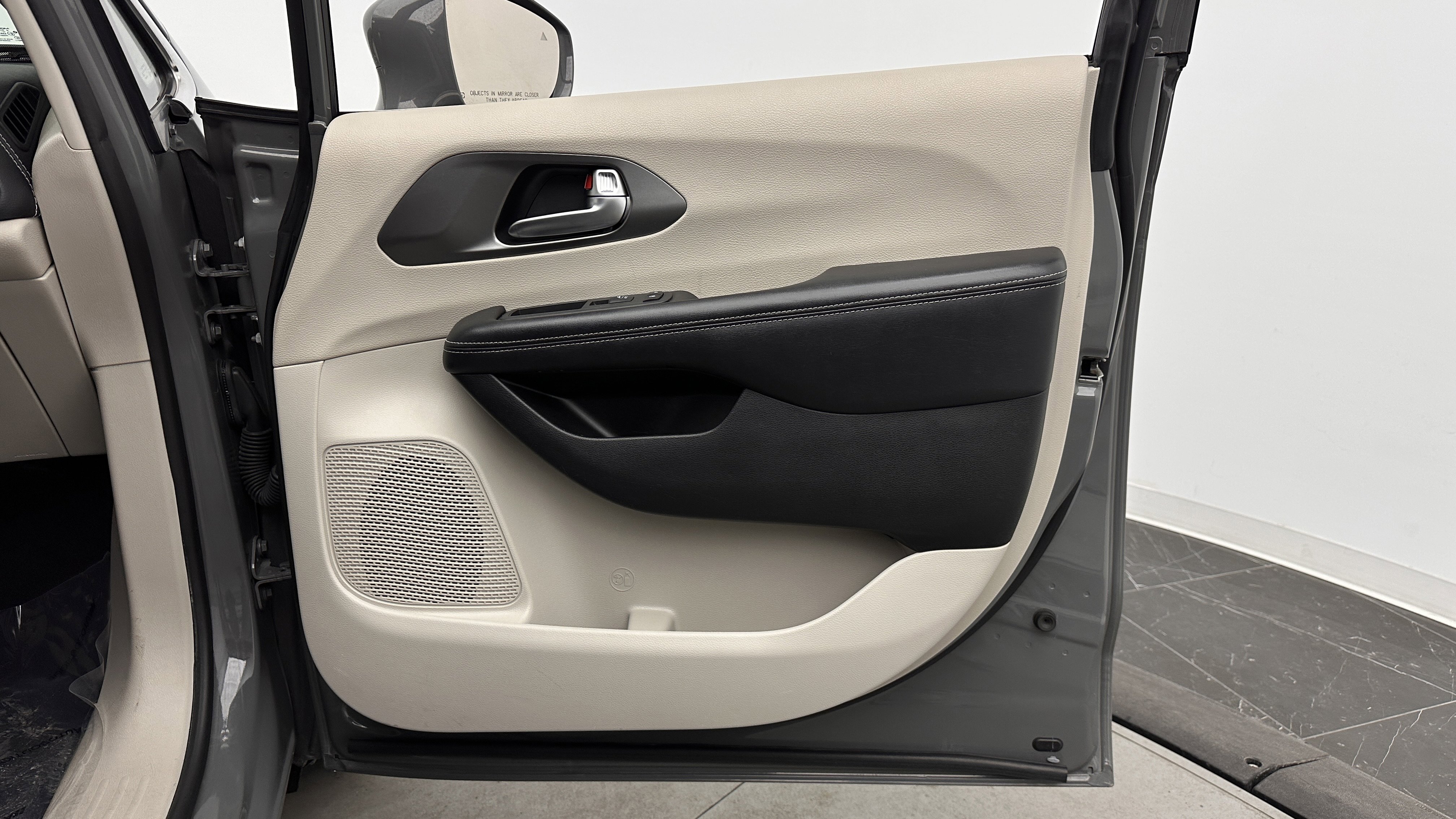 Used 2022 Chrysler Pacifica Touring-L w/ Uconnect Theater Family Group FWD image 36