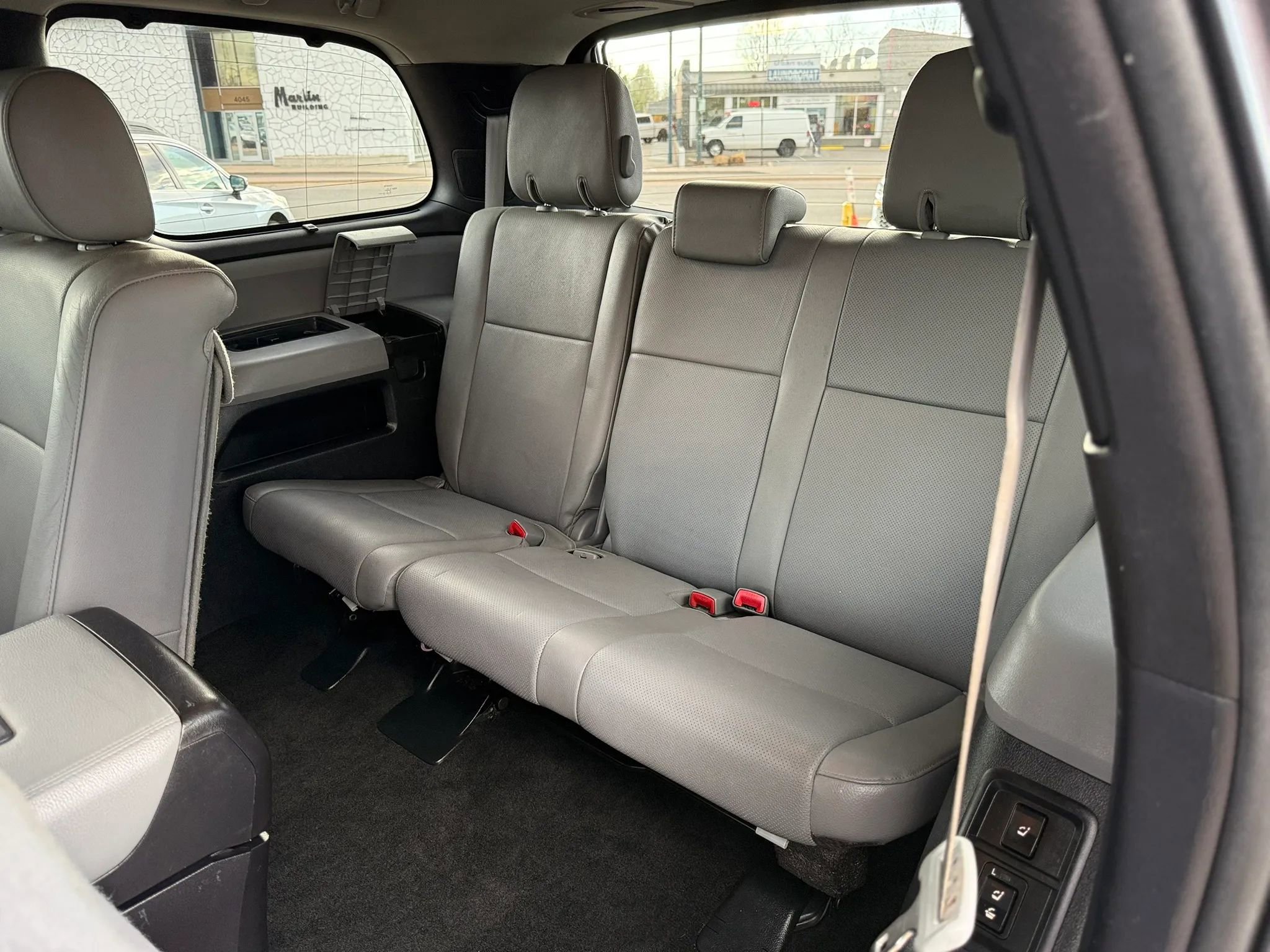 Used 2014 Toyota Sequoia Platinum w/ Preferred Accessory Package AWD/4WD image 17