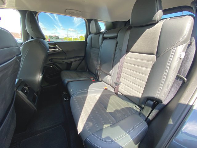 Used 2025 Mitsubishi Outlander SE FWD image 25