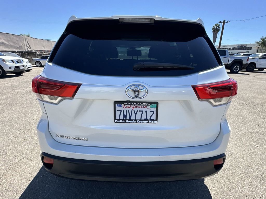 Used 2017 Toyota Highlander LE w/ Carpet Mat Package FWD image 34