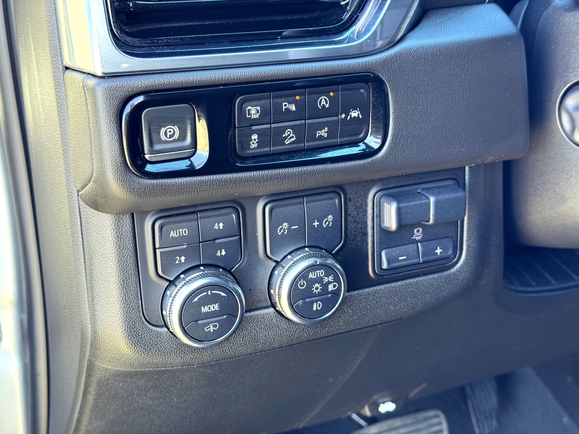 Used 2025 GMC Yukon XL Denali w/ Denali Reserve Package image 15