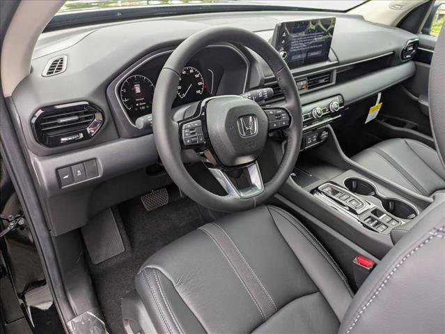 New 2025 Honda Pilot Touring image 3